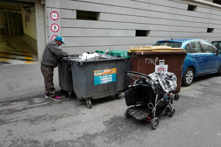 Marseille, récupérateur informel avec une poussette lui servant de moyen de travail. Cliché Pascal Garret, 2016