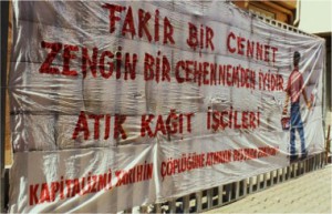 Banderole lors d’une manifestation de récupérateurs à Ankara, 1er mai 2010, « Un paradis pauvre est meilleur qu'un enfer riche. Travailleurs des déchets de papier. Ne jetez pas le capitalisme à la poubelle de l'histoire. Ça ne coûte même pas deux sous », www.facebook.com/groups/7037320971/photos/