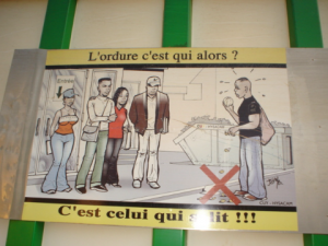 "L'ordure c'est qui alors ? C'est celui qui salit !", slogan pour une campagne Hysacam de sensibilisation au respect du travail des éboueurs, Yaoundé, http://www.memoireonline.com/06/09/2192/m_Limpact-du-message-de-peur-sur-les-comportements-des-femmes-de-15--55-ans-de-la-ville-de-Yaounde8.html , consulté le 17 juillet 2016