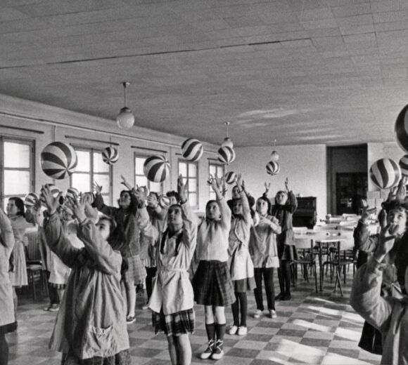 Jeunes filles avec des ballons