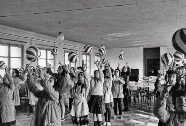 Jeunes filles avec des ballons
